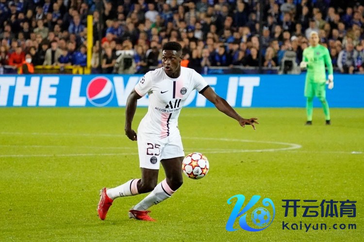太空体育：曼联正在密切的暖和巴黎后卫努诺-门德斯